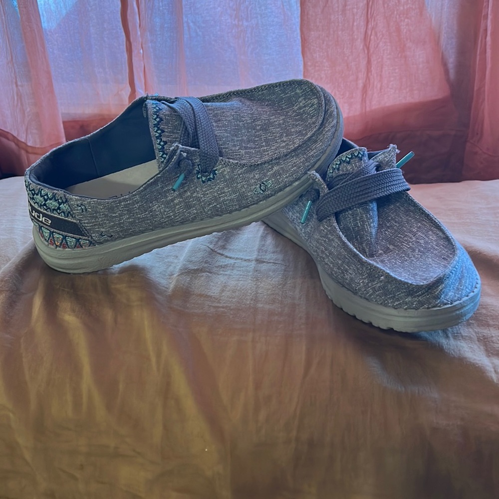 Hey dudes Wendy’s size 7. Only worn 1 time.